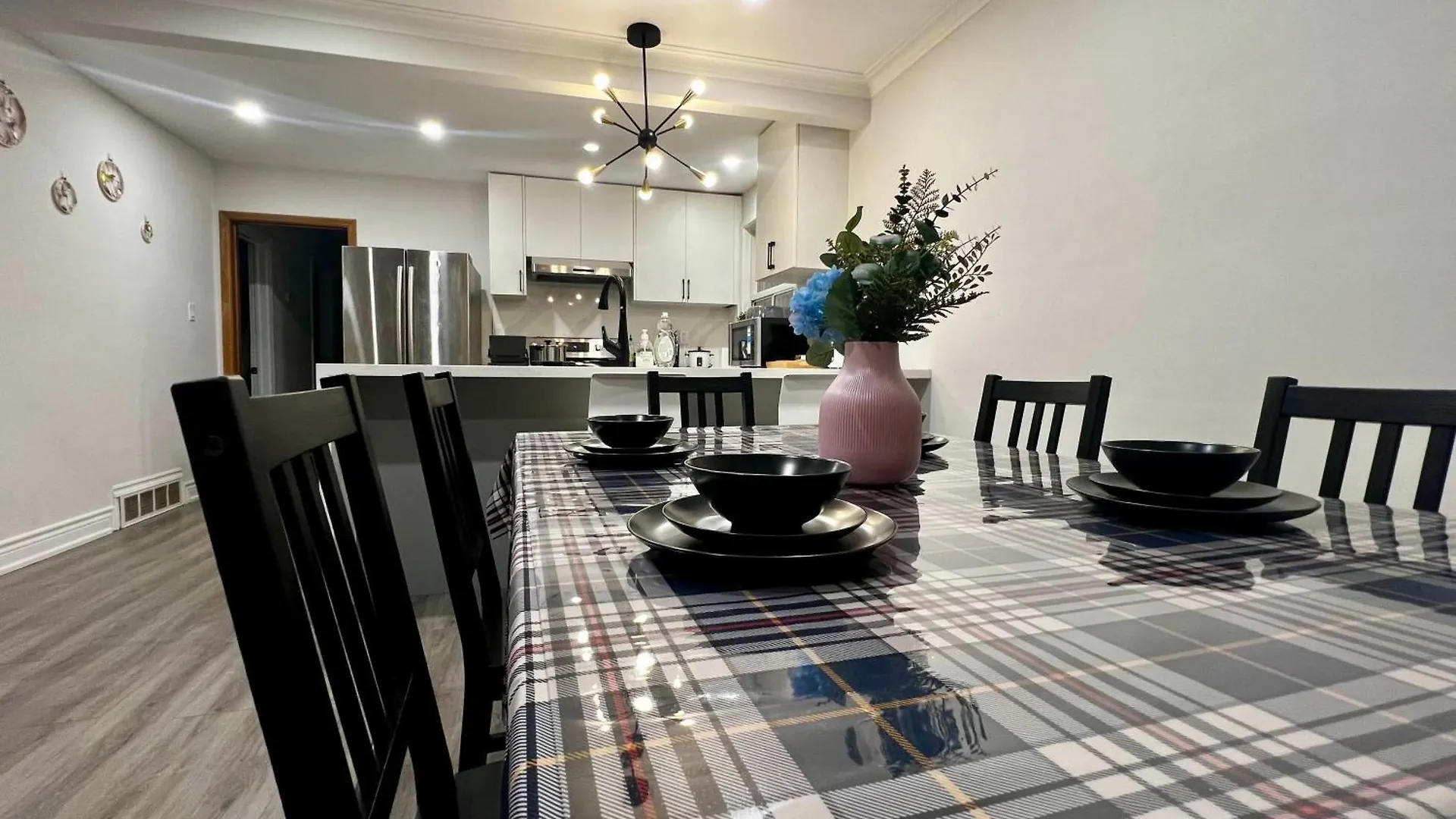 Apartment Spacious Private Upper Floor 4Br 5 Beds 2 Bath & Kitchen Toronto