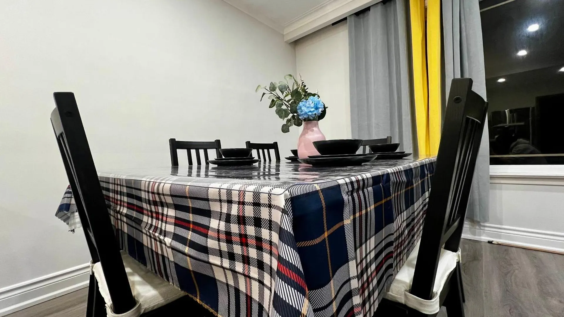Spacious Private Upper Floor 4Br 5 Beds 2 Bath & Kitchen Toronto Canada