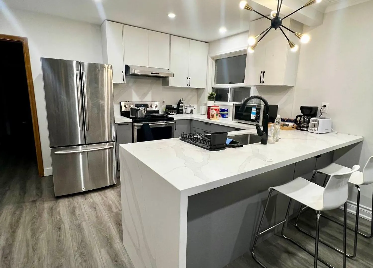 Apartment Spacious Private Upper Floor 4Br 5 Beds 2 Bath & Kitchen Toronto