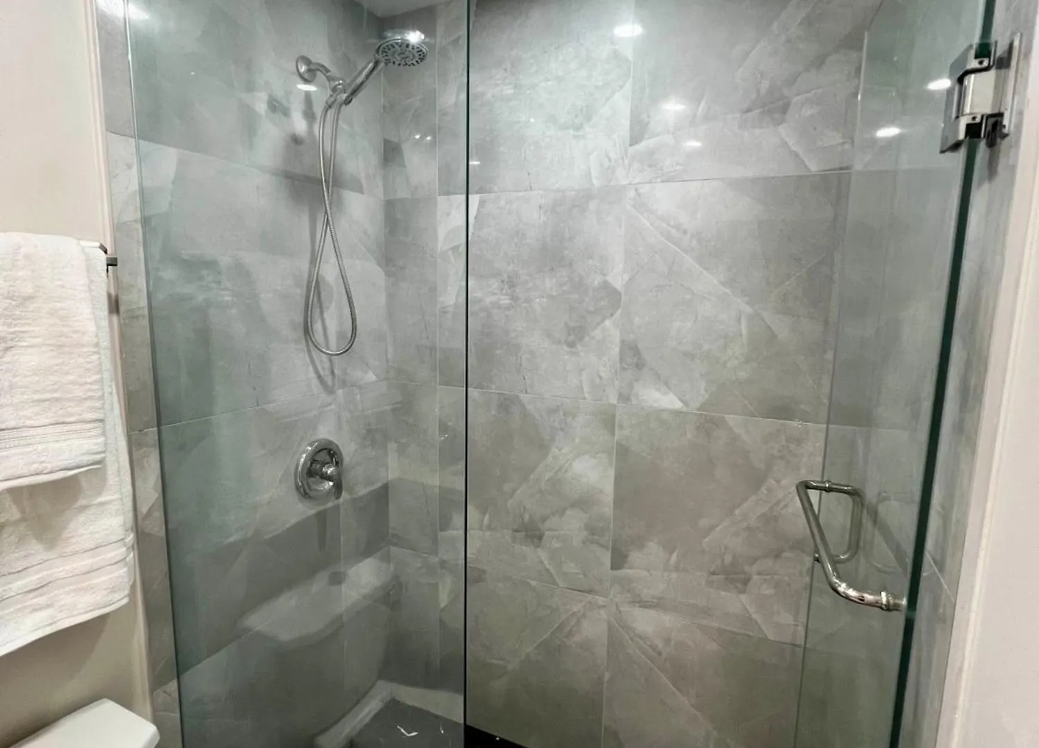 Spacious Private Upper Floor 4Br 5 Beds 2 Bath & Kitchen Toronto Apartment