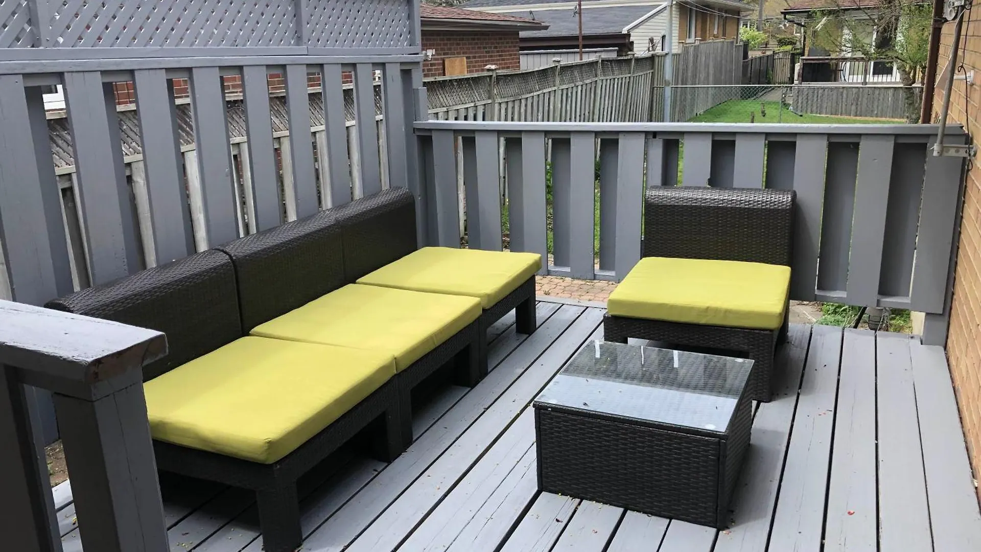 Apartment Spacious Private Upper Floor 4Br 5 Beds 2 Bath & Kitchen Toronto Canada