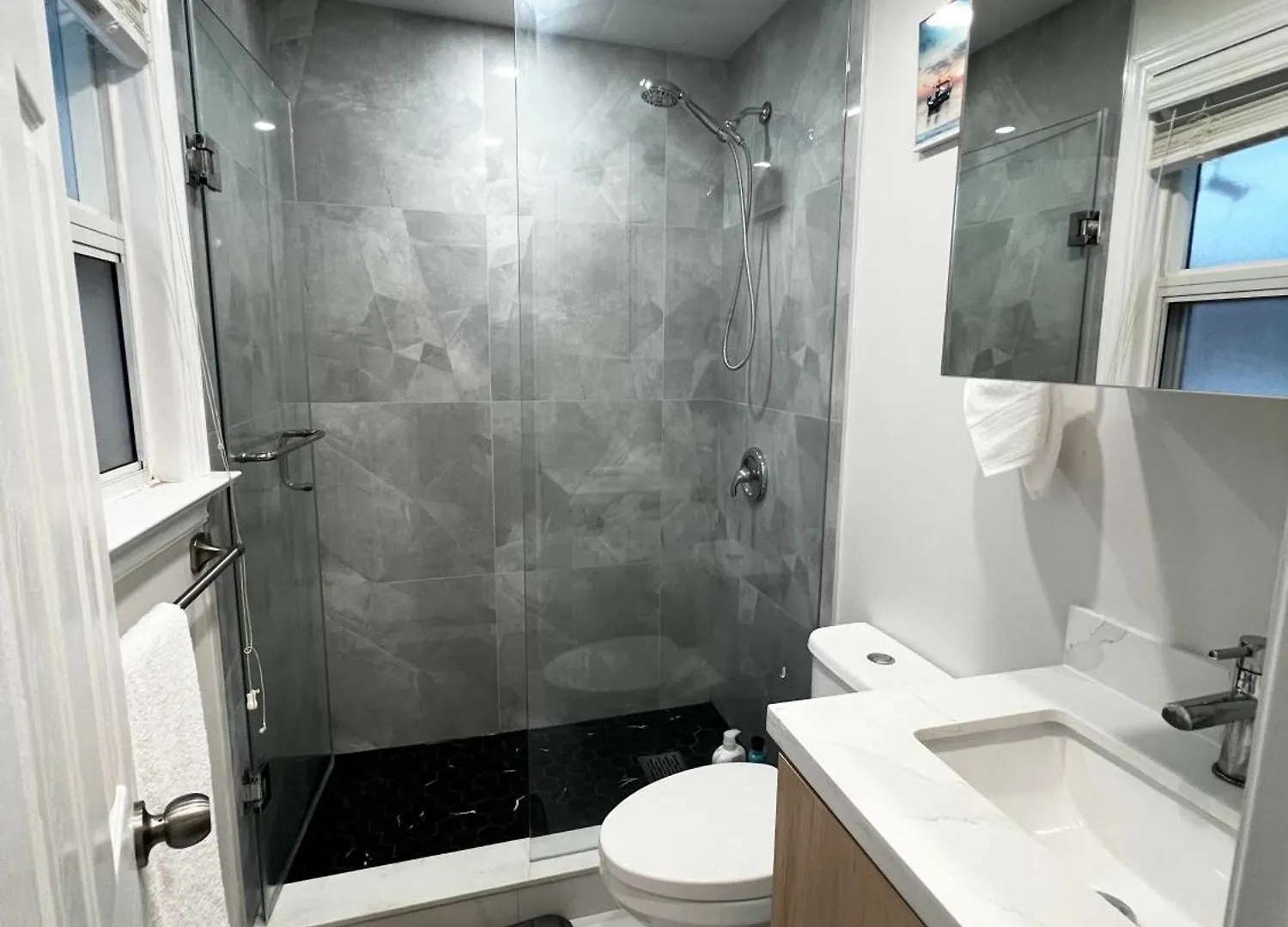 Apartment Spacious Private Upper Floor 4Br 5 Beds 2 Bath & Kitchen Toronto Canada