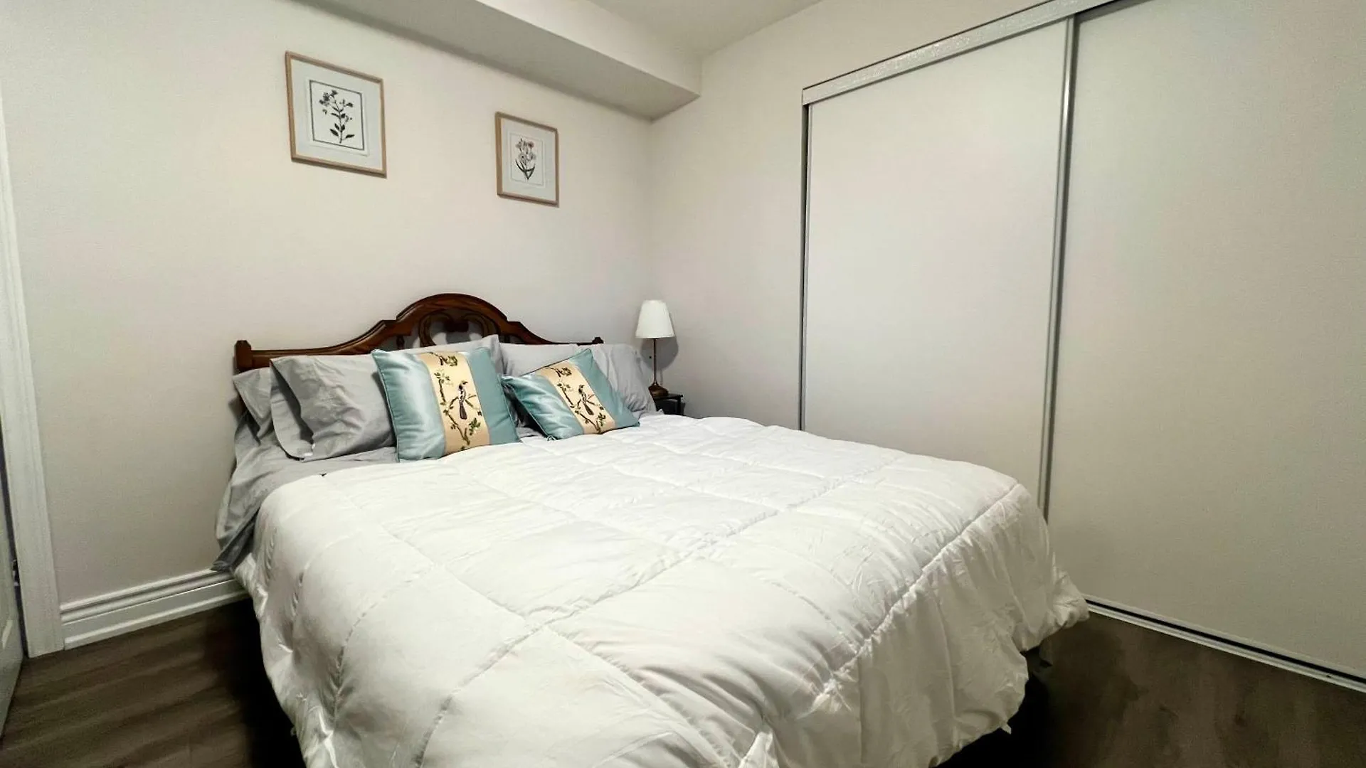 Spacious Private Upper Floor 4Br 5 Beds 2 Bath & Kitchen Toronto