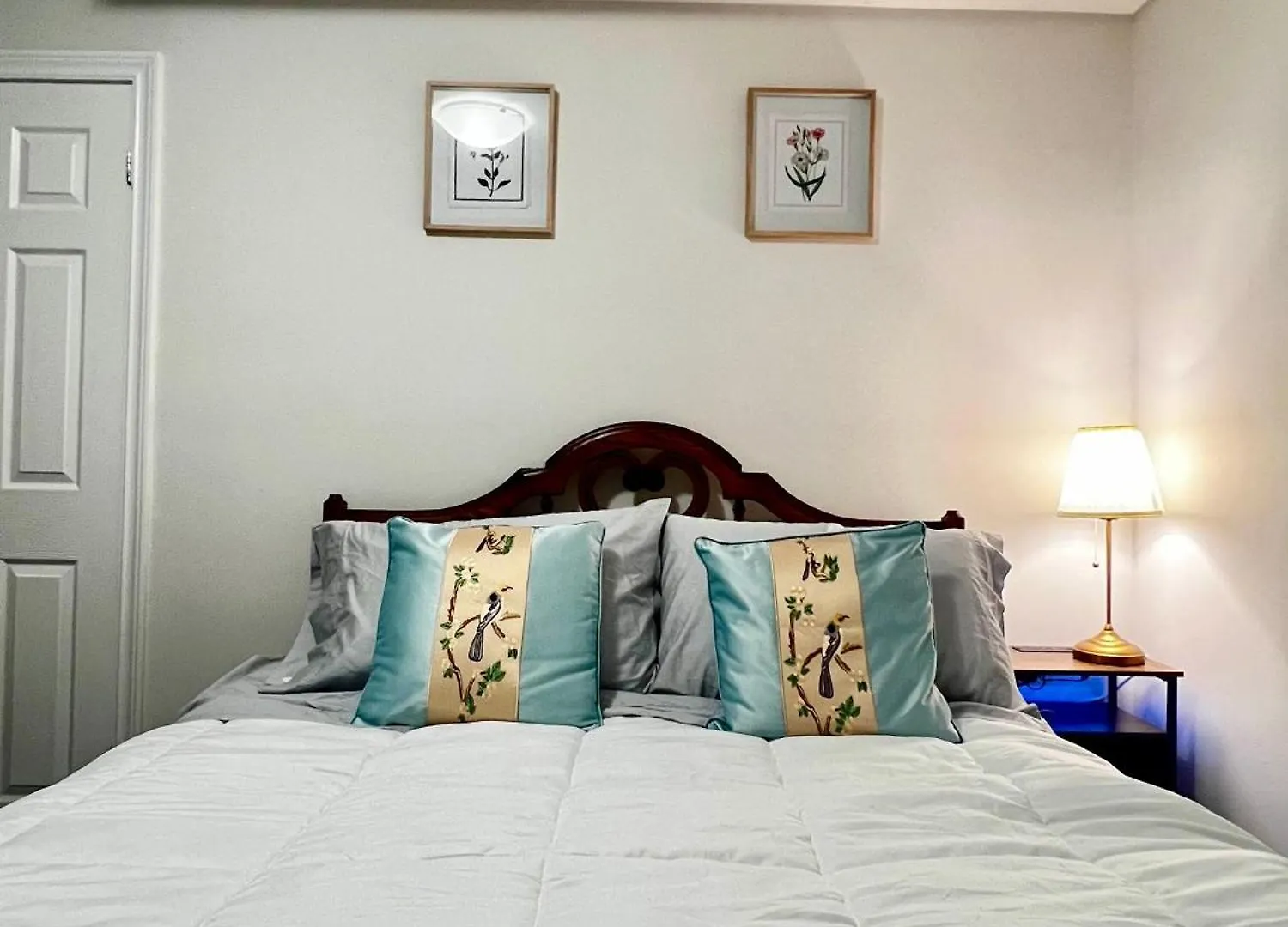 Spacious Private Upper Floor 4Br 5 Beds 2 Bath & Kitchen Toronto Canada
