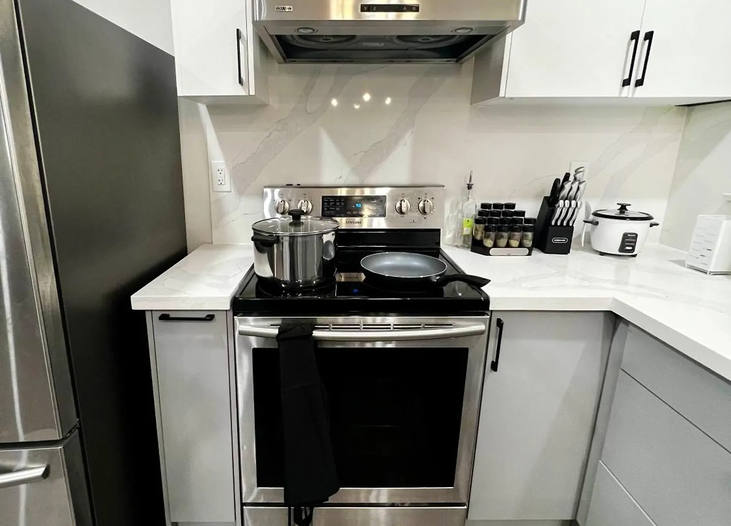 Spacious Private Upper Floor 4Br 5 Beds 2 Bath & Kitchen Toronto Apartment