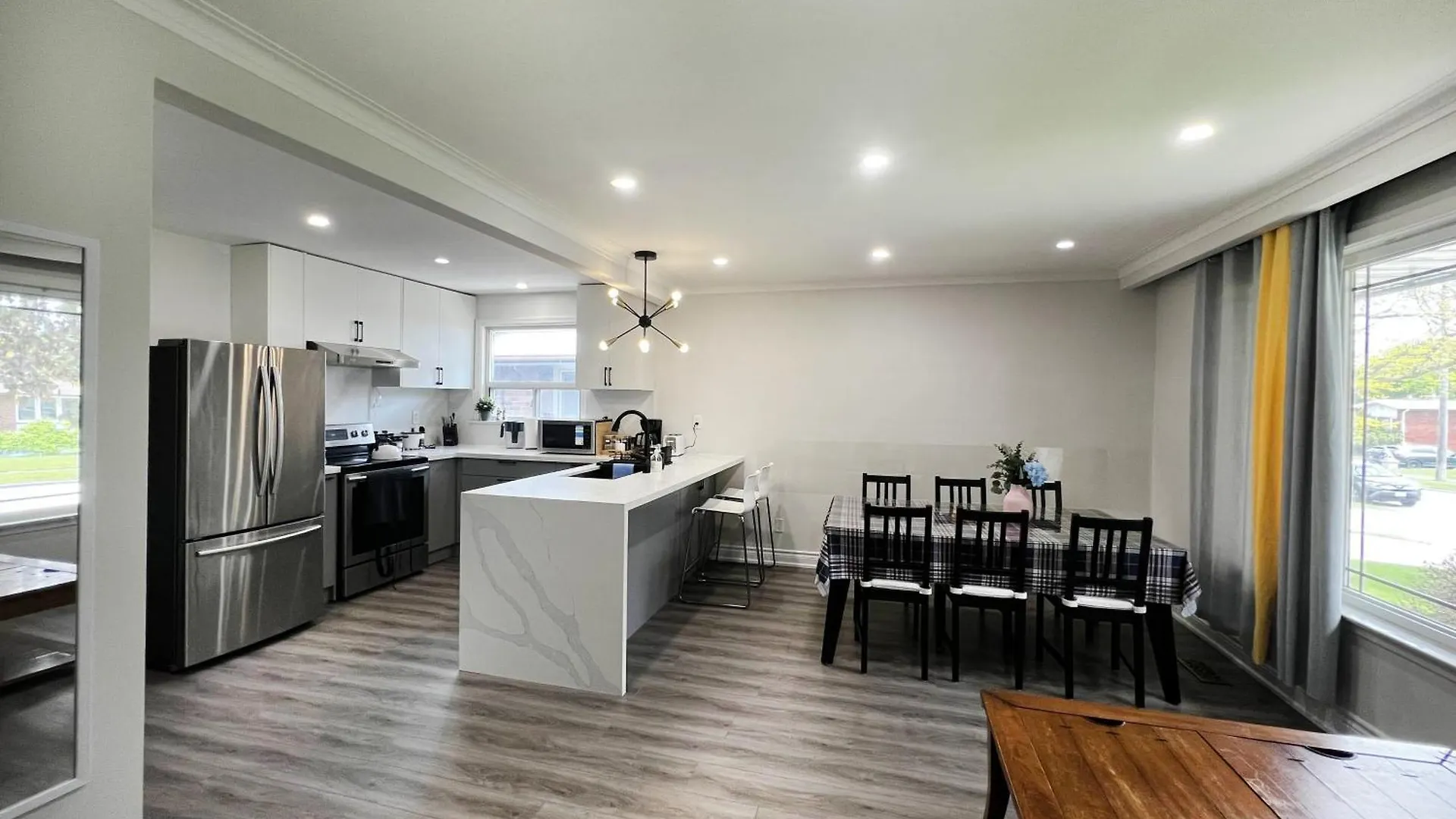 Spacious Private Upper Floor 4Br 5 Beds 2 Bath & Kitchen Toronto