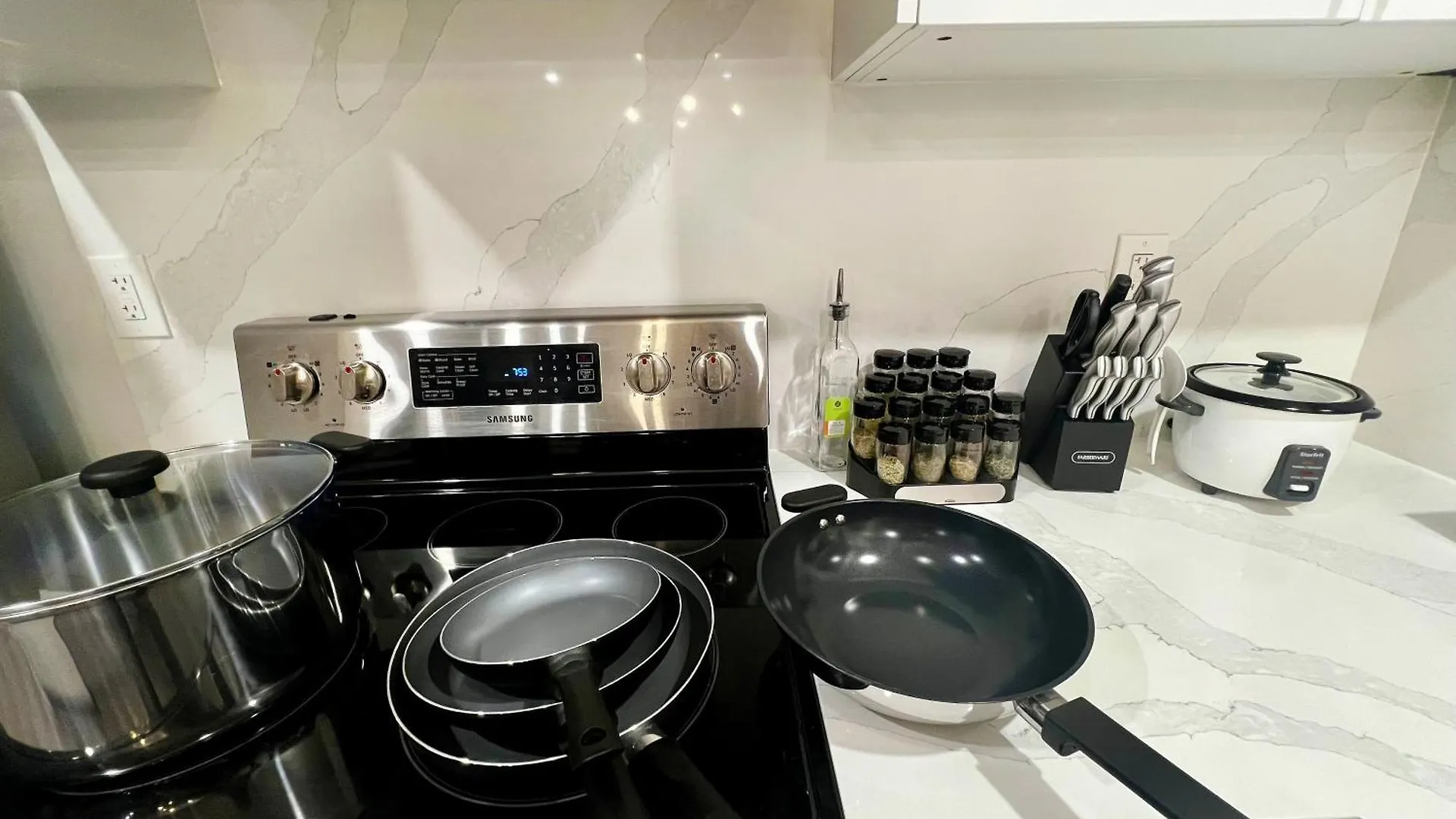 Apartment Spacious Private Upper Floor 4Br 5 Beds 2 Bath & Kitchen Toronto