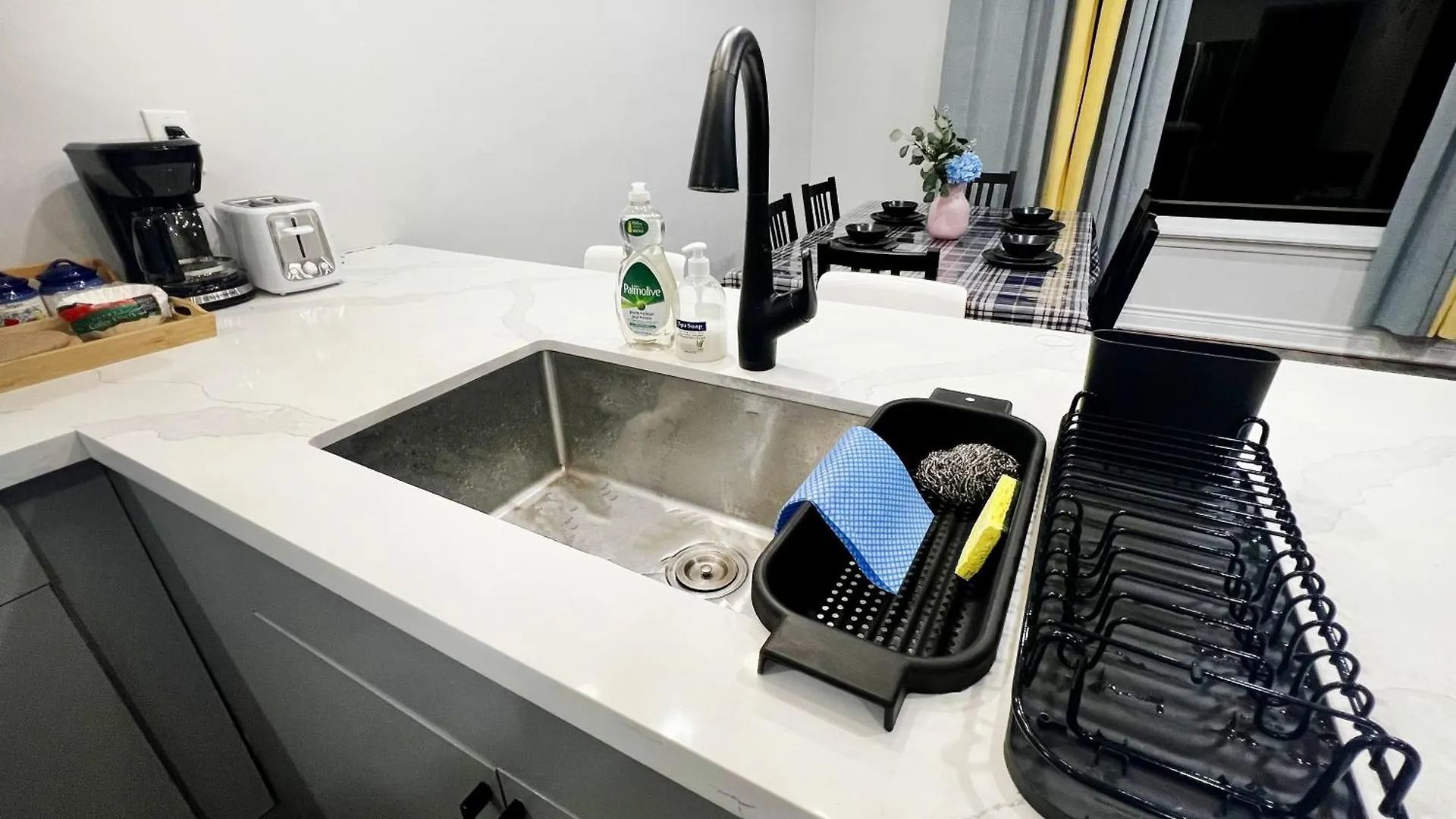 Spacious Private Upper Floor 4Br 5 Beds 2 Bath & Kitchen Toronto Apartment