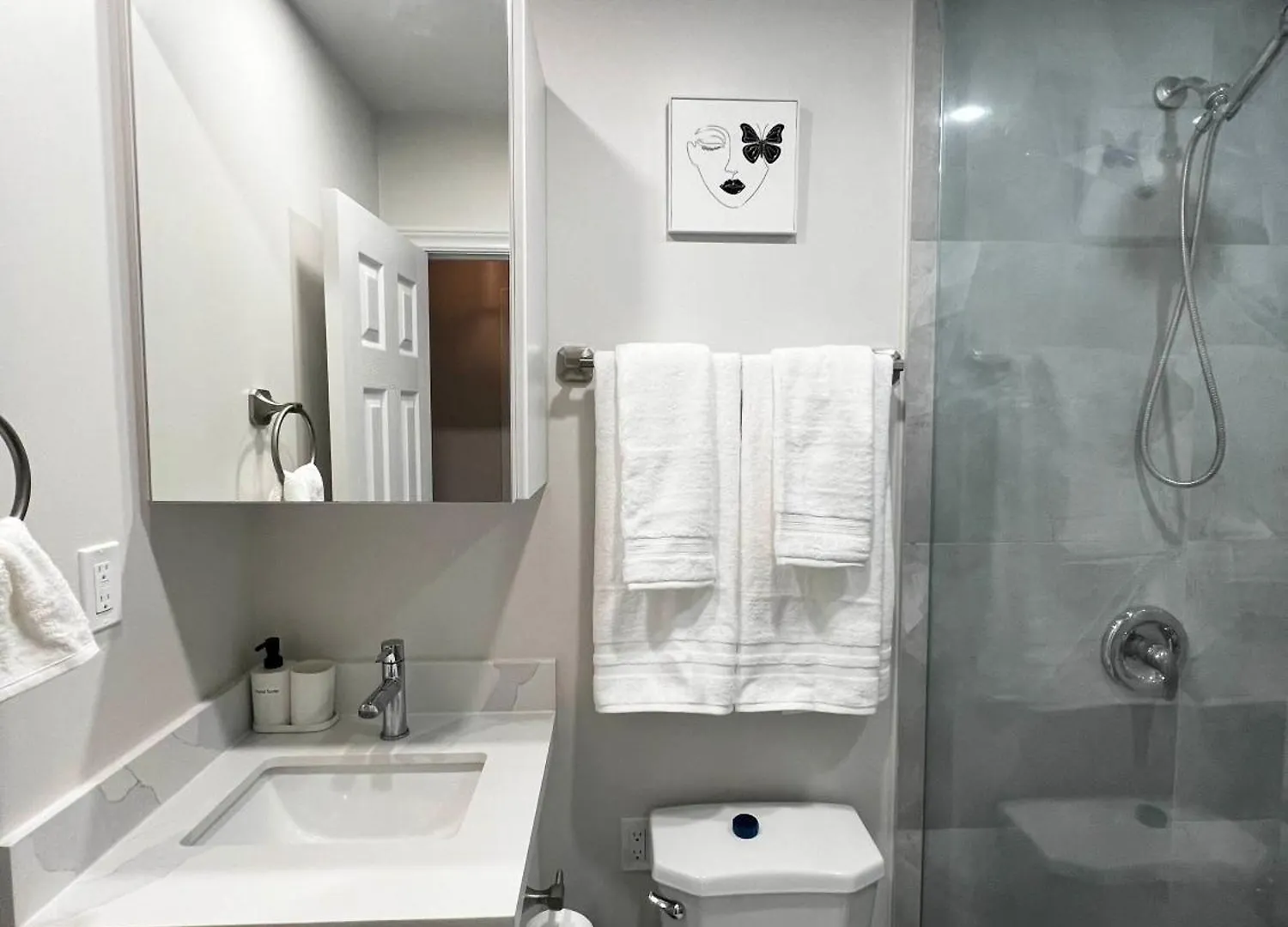 Spacious Private Upper Floor 4Br 5 Beds 2 Bath & Kitchen 多伦多 0*,  加拿大