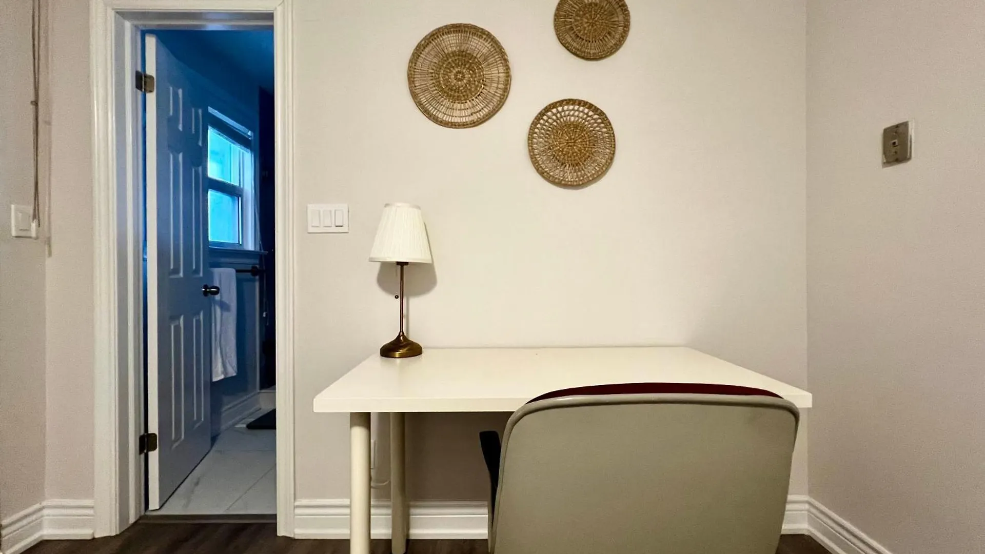 公寓 Spacious Private Upper Floor 4Br 5 Beds 2 Bath & Kitchen 多伦多