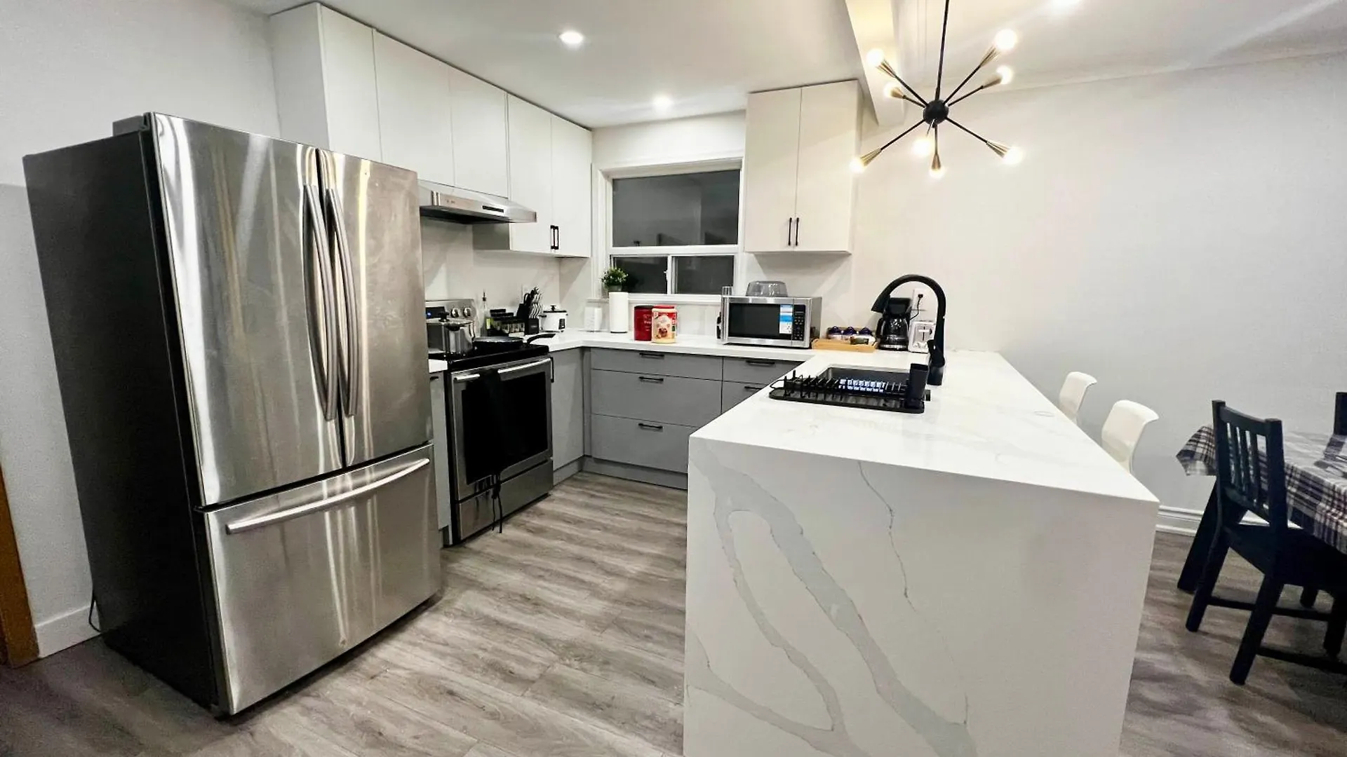 Spacious Private Upper Floor 4Br 5 Beds 2 Bath & Kitchen 多伦多