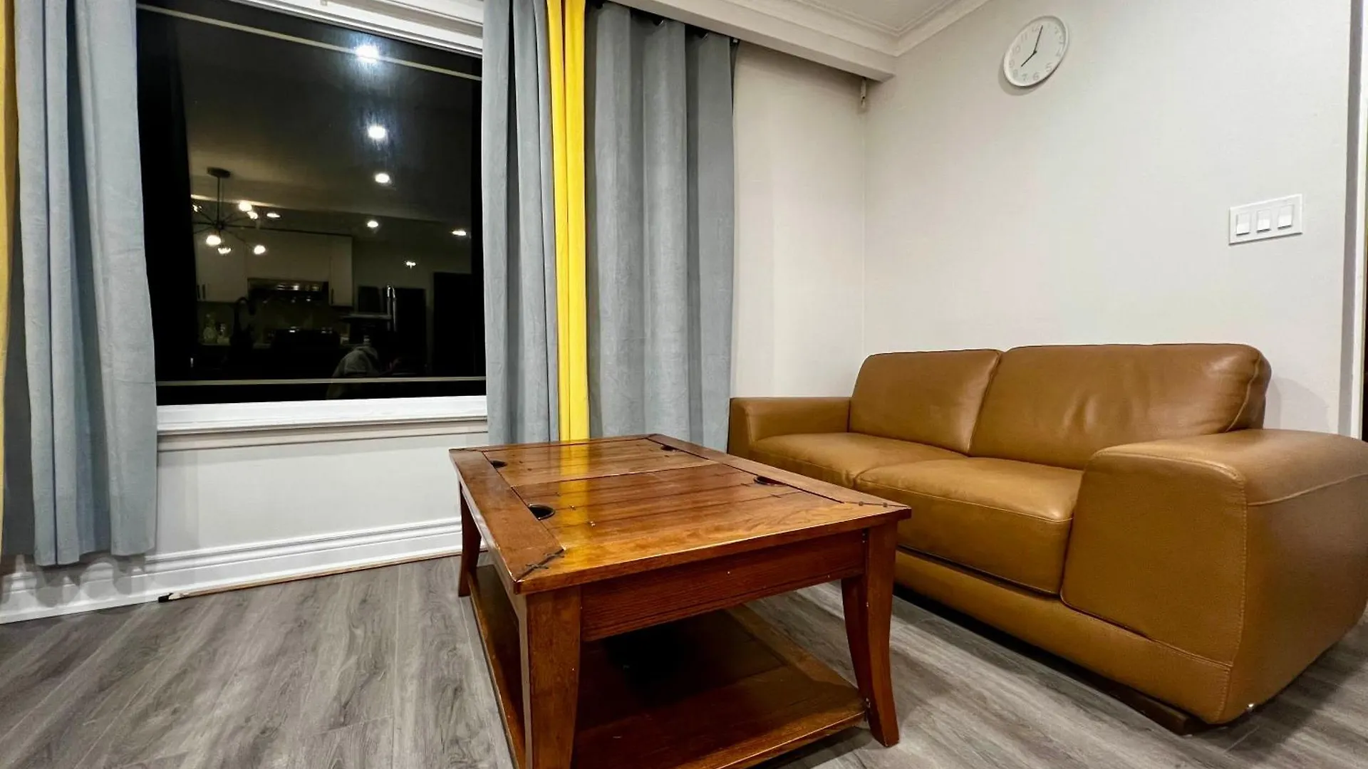 Spacious Private Upper Floor 4Br 5 Beds 2 Bath & Kitchen Toronto Apartment
