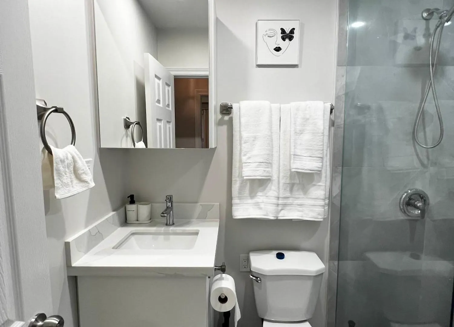 Spacious Private Upper Floor 4Br 5 Beds 2 Bath & Kitchen Toronto