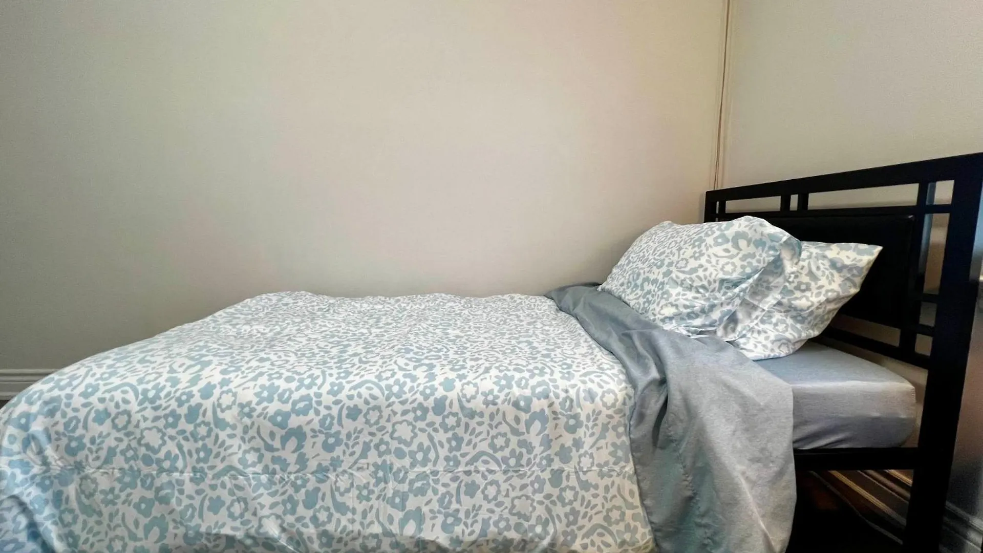 Spacious Private Upper Floor 4Br 5 Beds 2 Bath & Kitchen Toronto Apartment
