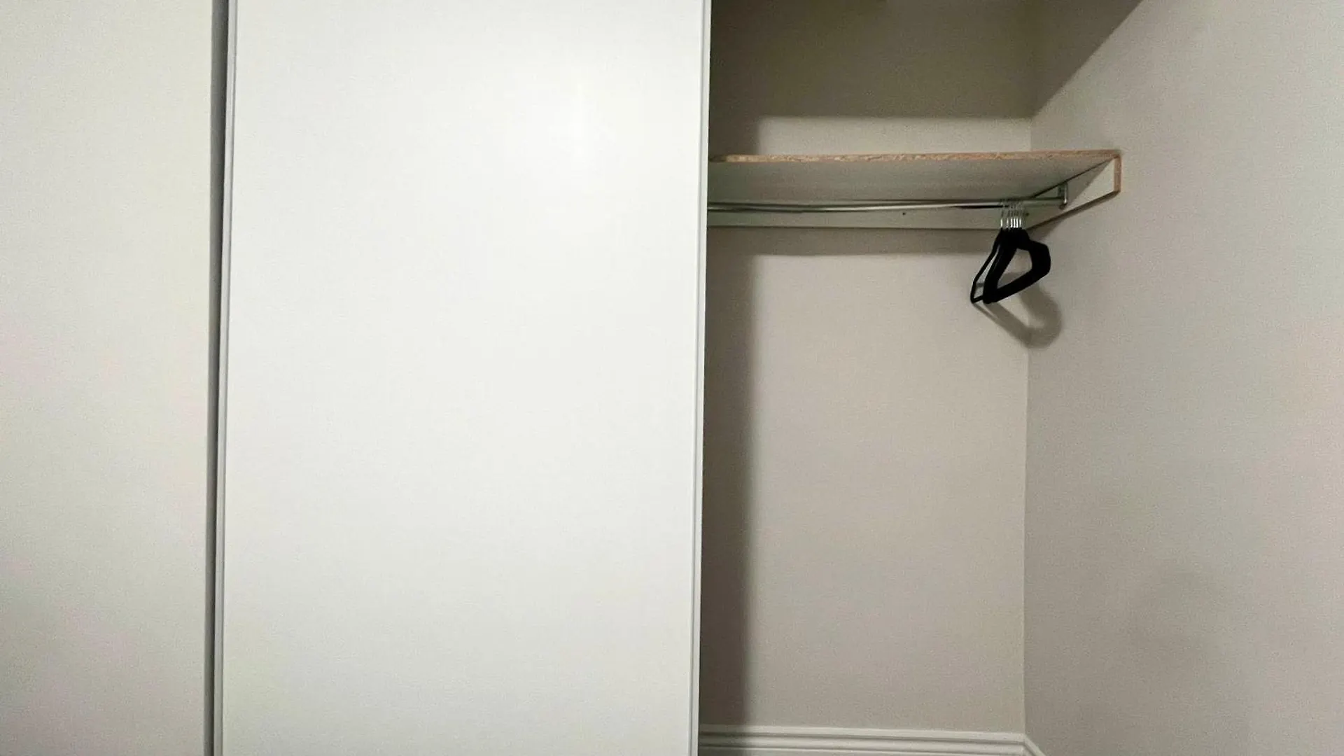 Spacious Private Upper Floor 4Br 5 Beds 2 Bath & Kitchen Toronto