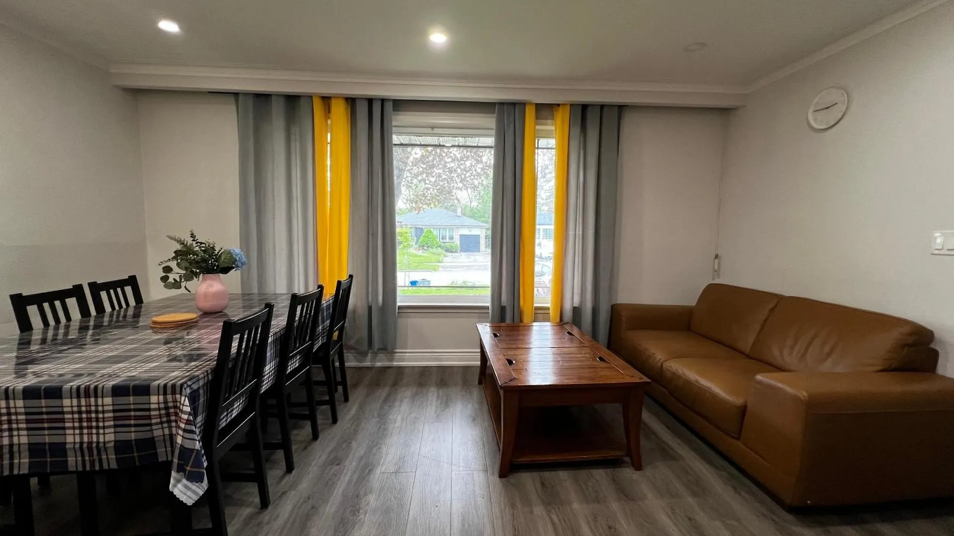 Spacious Private Upper Floor 4Br 5 Beds 2 Bath & Kitchen Toronto Canada