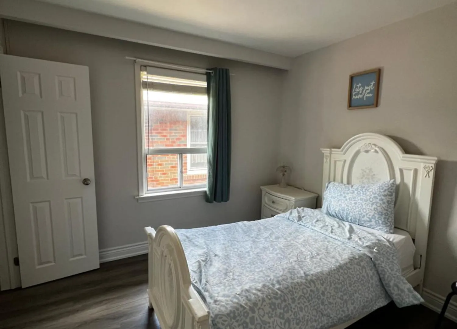 Spacious Private Upper Floor 4Br 5 Beds 2 Bath & Kitchen Toronto Apartment